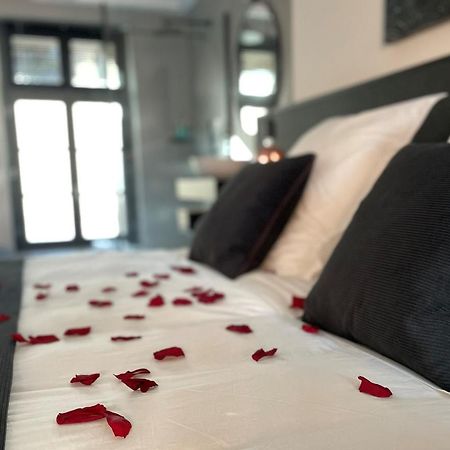 Ennea - Jacuzzi & Luxury Suites (Adults Only) 佩皮尼昂 外观 照片