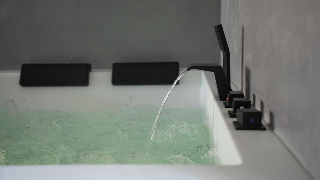 Ennea - Jacuzzi & Luxury Suites (Adults Only) 佩皮尼昂 外观 照片